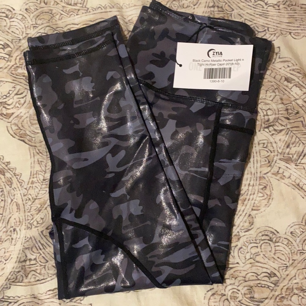 Zyia Black Camo Metallic Capri Leggings nee